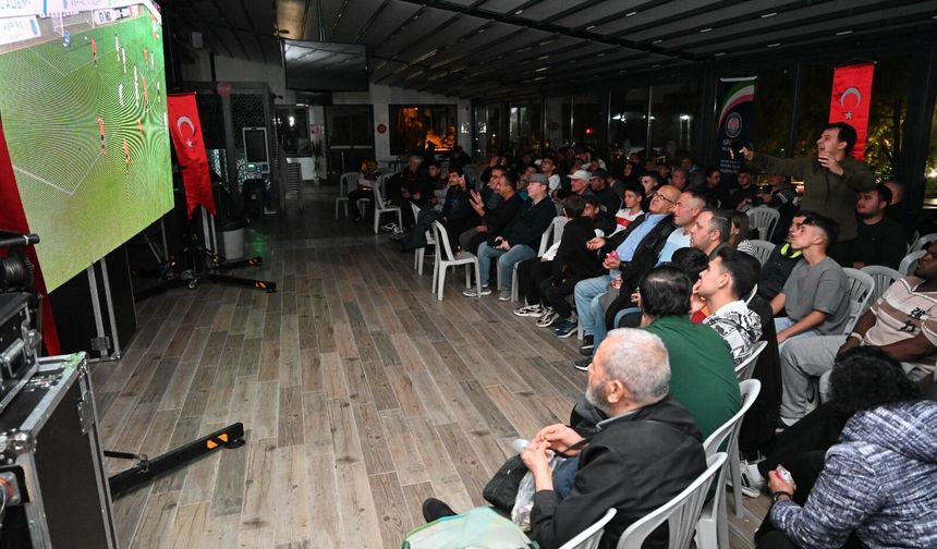 Milli maç Atatürk Parkı’nda dev ekranda izlendi