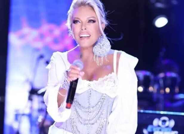 <p>Magazinsortie.com'un Yayın Yönetmeni Olcay Ünal Sert'e verdiği röportajda sağlık sorunlarından bahseden Ajda Pekkan, daha önce kalçasını kırdıktan sonra omzundaki kas yırtılmasının ağrılarına sebep olduğunu açıklamıştı. Daha önce aynı omuzdan tendon ameliyatı geçiren ünlü sanatçı, "Ağrılarım artınca, doktorum Ramazan öncesi kış döneminde bu operasyonu gerçekleştirdi." ifadeleriyle detayları paylaştı.<br /><br />(HABER MERKEZİ)</p>