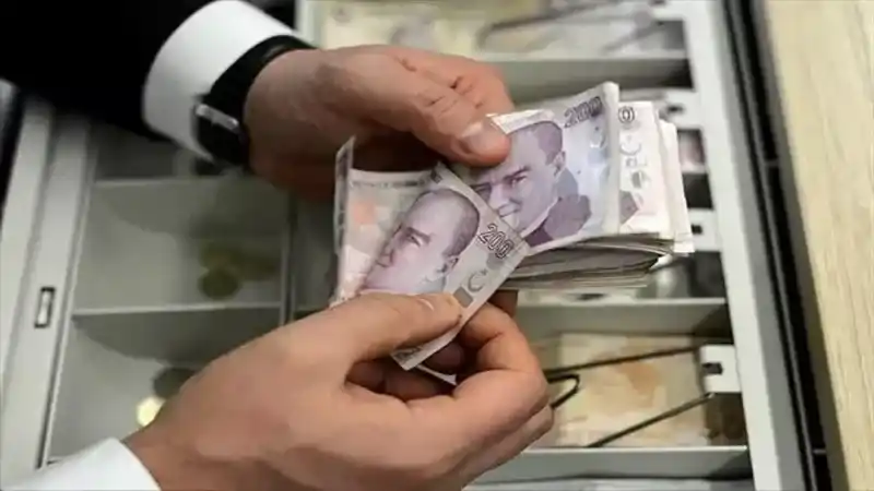 <p><span>Özellikle  seçim öncesi dönemde en düşük memur maaşına yapılan seyyanen zammın emekli aylıklarına da uygulanacağı taahhüt edilmiş, ancak Temmuz ayındaki yüzde 25'lik emekli zammının kök maaşlara yansıtılarak geniş kapsamlı bir artışı gerçekleştiremediği ortaya çıkmıştı.</span></p>