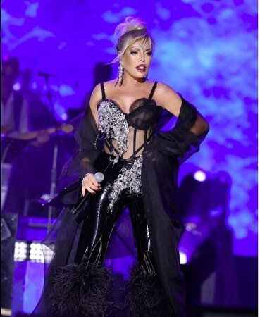 <p>Sahne enerjisi, unutulmaz şarkıları ve zamanı meydan okuyan güzelliğiyle tanınan Ajda Pekkan, yaz aylarından bu yana yaşadığı omuz ağrılarına çözüm bulabilmek adına 3 gün önce Amerikan Hastanesi'nde ameliyat masasına yattı. Operasyonun başarıyla tamamlanmasının ardından ünlü sanatçı, taburcu olarak evinde istirahate çekildi. Pekkan'ın önümüzdeki 3 hafta boyunca fizik tedavi göreceği öğrenildi.</p>