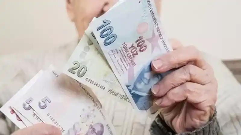 <p><span>Karakaş, şu anda hükümetin gündeminde Ekim planının olduğunu ve bu çerçevede bayram ikramiyelerinin artırılması için çalışmaların başlatıldığını söyledi. Ramazan Bayramı ikramiyelerinden başlayarak, Nisan ayında yapılacak bayramın ilk günü göz önüne alınarak, 2.000 TL olan ikramiyenin en az 5.000 TL'ye çıkarılmasının gündemde olduğunu belirtti.</span></p>