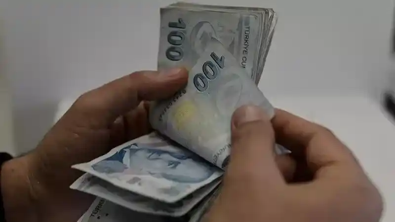 <p><span>Karakaş,  seçim sürecine girildiğini ve bu kritik süreçte 5.000 TL'lik rakamın 10.000 TL'ye kadar çıkabileceğini ifade etti. Hükümetin elindeki en büyük kozun seyyanen  zam olduğunu belirten Karakaş, emeklilere yapılan sözlerin yerine getirilmesi gerektiğini vurguladı. Şu anda konuşulan rakamın en az 4.000 TL veya 5.000 TL civarı olabileceğini söyledi.</span></p>