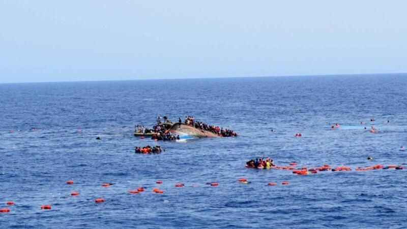 <p>Yerel dil Volofçada "Ya İspanya ya ölüm" anlamına gelen "Barça wala Barshak" ifadesi ülkede gençler arasında giderek artan kaçak göç sorununu özetleyen ifadelerin başında geliyor.</p>
<p>Dakar açıklarından Kanarya Adaları'na ulaşmak için açık denizde ortalama 938 deniz mili (1700 kilometre) mesafe katetmek gerekiyor.</p>
<p>Senegal açıklarından adalara ulaşmak, çıkış noktasına bağlı olarak 4 ila 7 gün sürüyor.</p>
<p>Açık denizde başlayan bu yolculuk, yüzlerce kişiyi taşıyan derme çatma teknelerin genelde Moritanya açıklarında alabora olmasıyla sonuçlanıyor.</p>