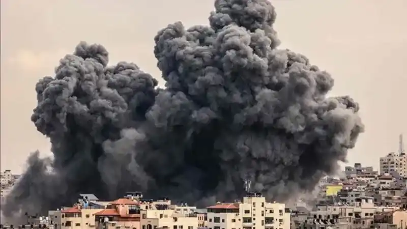 <p><span>Filistin haber ajansı WAFA'nın haberinde, İsrail savaş uçaklarının Gazze'nin orta kesimlerindeki Deyr el-Belah kentinde 2 evi hedef alması sonucu en az 15 Filistinlinin öldüğü, çok sayıda kişinin yaralandığı belirtildi.</span></p>