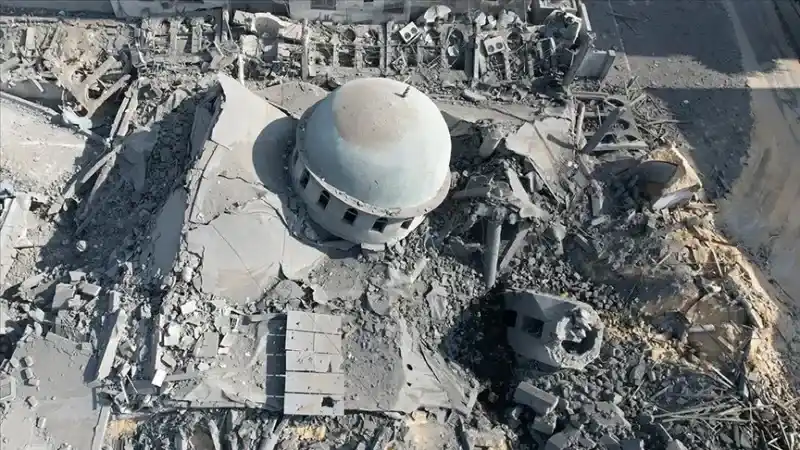 <p>İsrail'in 7 Ekim'den bu yana Gazze Şeridi'ne düzenlediği saldırılarda en az 13 bin 230’u çocuk, 8 bin 860’ı kadın olmak üzere 30 bin 228 Filistinli öldürüldü, 71 bin 377 kişi yaralandı.</p>
<p>Enkaz altında halen binlerce ölü olduğu bildirilirken, halkın sığındığı hastane ve eğitim kurumları hedef alınarak sivil altyapı da tahrip ediliyor.</p>