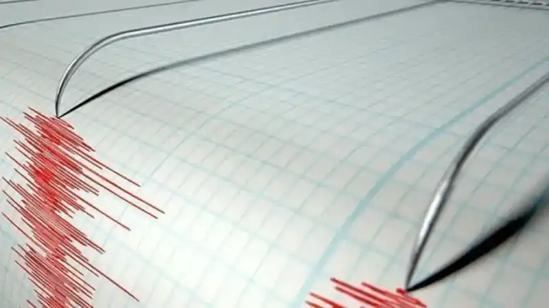 <p>Öte yandan Girit Adası'nın güneyinde de 4,1 deprem meydana geldi. Depremler bölgede büyük panikle karşılandı. </p>
<p>Uluslararası Deprem Ağı verilerine göre  Türkiye'den de kısmen hissedilen 4.1 büyüklüğündeki depremin derinliği 41,6 kilometre olarak ölçüldü. </p>