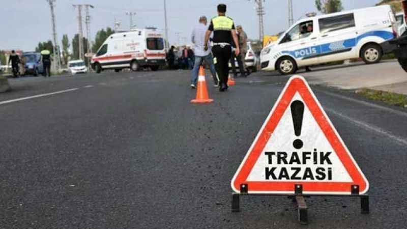 <p>TEM Otoyolu Tahtakale Mahallesi mevkisinde S.B. yönetimindeki kamyonet, O.C.D. idaresindeki hafif ticari araç ile M.Y'nin kullandığı hafif ticari aracın karıştığı zincirleme trafik kazası meydana geldi.</p>
<h3>ARAÇTA SIKIŞTILAR</h3>
<p>İhbar üzerine bölgeye polis, 112 Acil Sağlık ve itfaiye ekipleri sevk edildi. Araçta sıkışan sürücü O.C.D. ile 2 kişi itfaiye ekiplerinin çalışmasıyla bulundukları yerden çıkarıldı.</p>
<h3>2 KİŞİ ÖLDÜ, 4 KİŞİ YARALANDI</h3>
<p>Araçlarda bulunan A.O.G. kaza yerinde hayatını kaybetti, 5 kişi yaralandı. Sağlık ekiplerince kentteki hastanelere kaldırılan sürücülerden O.C.D. yapılan müdahalelere rağmen kurtarılamadı.</p>
<p>Kaza nedeniyle bir süre aksayan trafik, araçların kaldırılmasının ardından normale döndü.</p>