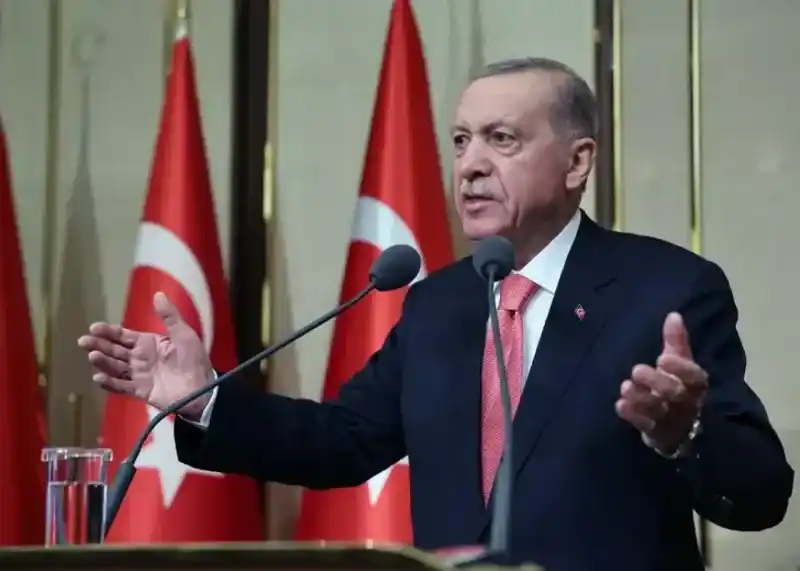 <h2>AK PARTİ'NİN SEÇİMLERDE BAŞARISIZ OLMA NEDENLERİ NELER?</h2>
<p>AK Parti'de salı günü toplanan Merkez Yürütme Kurulu'nda (MYK) seçim sonuçları masaya yatırıldı. Söz konusu kritik toplantıda elde edilen kötü sonuçların tek tek masaya yatırıldığı belirtilirken, yenilginin temel nedenleri olarak ekonomideki durum, aday tercihi, emeklilerin ek zam beklentisinin karşılanmaması, seçmenden gelen tepki oyları, CHP'li belediyelerin sosyal yardımları ve MHP ile ittifakın bazı illerde bozulması sayıldı.</p>