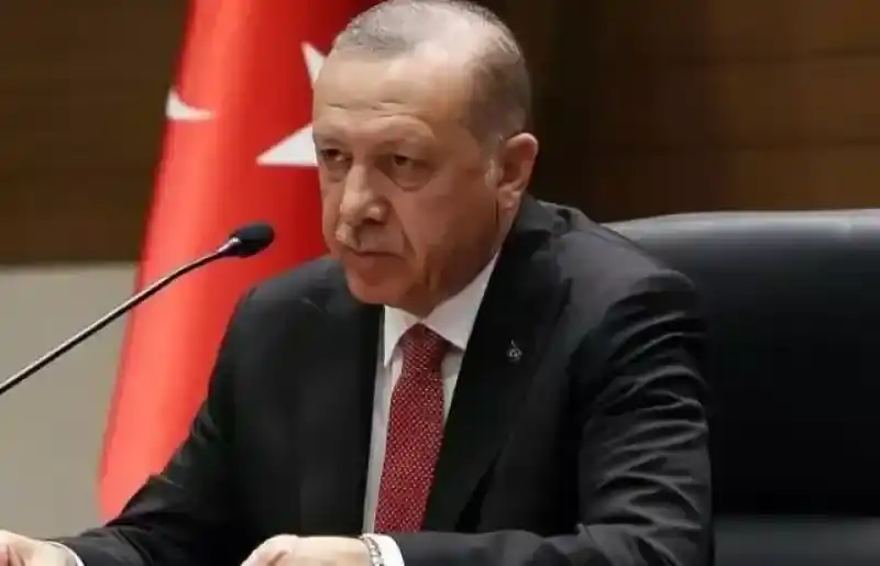 <h2 class="post-spot mb-0 pt-2 pb-2">31 Mart'taki yerel seçimlerde istediği sonucu alamayarak kurulduğu günden bu yana ilk kez ikinci parti konumuna düşen ve elindeki birçok belediyeyi kaybeden<span> </span><a href="https://www.mynet.com/haberler/ak-parti">AK Parti</a>'de görevden almaların yaşanacağı iddia edildi. Cumhurbaşkanı<span> </span><a href="https://www.mynet.com/haberler/recep-tayyip-erdogan">Recep Tayyip Erdoğan</a>'ın parti yönetiminde ve kabinede kapsamlı değişiklikler yapabileceği konuşulurken, görevden alınacak iki ismin belli olduğu iddia edildi.</h2>