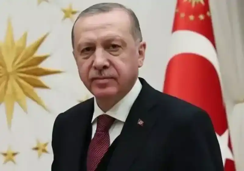 <p><span>AK Parti 31 Mart yerel seçimlerinde beklemediği sonuçlar aldı. 1977 yılından bu yana ilk kez CHP'nin birinci parti olarak çıktığı seçimlerde, 2002'de kurulan AK Parti ise ilk kez ikinci parti oldu. Yerel seçimlerde 30 Büyükşehir Belediyesi'nden CHP 14, AK Parti 12, DEM 3, YRP 1 Büyükşehir kazandı. AK Parti'nin büyük bir iddiayla seçime girdiği özellikle </span><a href="https://www.mynet.com/haberler/istanbul">İstanbul</a><span> ve Ankara'daki sonuçlar parti yönetiminde adeta şok etkisi yarattı. Ankara'da Mansur Yavaş, AK Partili Turgut Altınok'a iki kat fark atarken; İstanbul'da da İmamoğlu AK Parti'nin adayı Murat Kurum karşısında yüzde 10 farkla seçimi kazandı.</span></p>