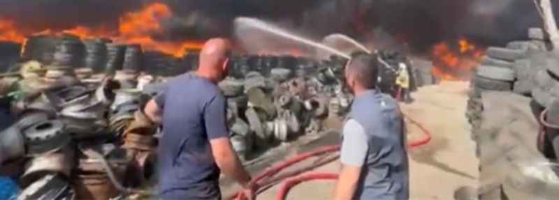 <p><span>İlk belirlemelere göre yangın 4 iş yerinde hasara yol açtı. Esnaf, yangının etkisiyle panik içinde iş yerlerindeki değerli malzemeleri uzaklaştırmaya çalıştı. Öte yandan, yangının sebep olduğu dumanlar kenti kapladı, birçok bölgeden görüldü.</span></p>