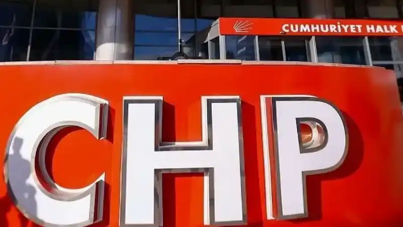 <p><span>DEVA’dan CHP’ye Uzanan Siyasi Yolculuk</span><br /><span>Seda Kaya Ösen, 14 Mayıs 2023 seçimlerinde DEVA Partisi’nin CHP ile oluşturduğu ittifak çerçevesinde İzmir’den milletvekili adayı gösterilmiş ve Meclis'e girmeyi başarmıştı. Ancak, DEVA Partisi’nin seçim sonrası izlediği siyasi çizgiyle arasında görüş ayrılıkları oluştuğu iddiaları uzun süredir kulislerde dillendiriliyordu. Bu süreç sonunda Ösen, 22 Nisan 2025’te DEVA Partisi’nden istifa ettiğini kamuoyuna duyurmuştu.</span><br /><br /><span>İstifasının ardından bir süre bağımsız milletvekili olarak görevine devam eden Ösen’in CHP’ye geçeceği yönündeki iddialar, son günlerde siyasi kulislerde sıkça gündeme geldi. Partiye katılımının, grup toplantısında CHP Genel Başkanı Özgür Özel’in elinden rozetini almasıyla resmiyet kazanması bekleniyor.</span></p>