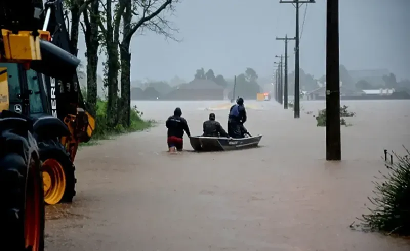 <p>Brezilya'da 1 Mayıs’ta Rio Grande do Sul eyaletini vuran ani sel felaketinde bilanço yükseliyor. Şiddetli yağışların neden olduğu selde hayatını kaybedenlerin sayısı 75’e çıktı. Eyalet yetkililer, 103 kişiden hala haber alınamadığını ifade ederek, can kaybının artabileceği uyarısında bulundu.</p>
<p>Seller birçok kentte yolları ve köprüleri tahrip ederken, toprak kaymalarını tetikledi ve küçük bir hidroelektrik santralindeki bir barajın kısmen çökmesini sebep oldu.</p>
<p>Rio Grande do Sul eyaletinin başkenti olan Porto Alegre'deki Guaiba Gölü’ndeki su seviyesi iki metreden fazla yükselerek kayıtlardaki en yüksek su seviyesine ulaştı. Porto Alegre'deki havalimanında ise geçtiğimiz cuma gününden beri tüm uçuşlar askıya alındı.</p>