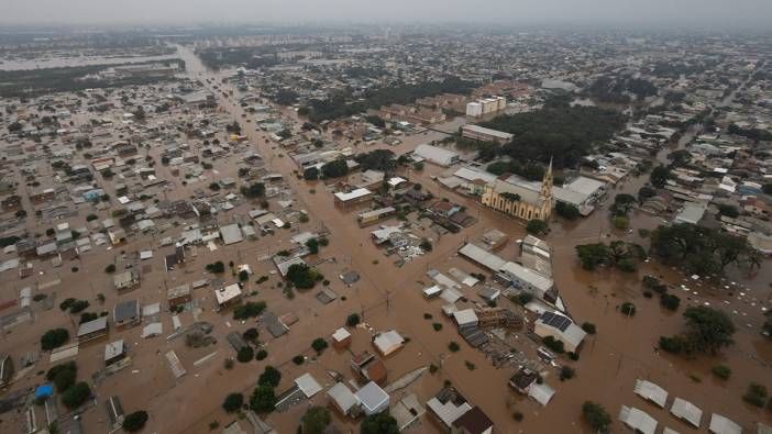 <p><span>Brezilya'nın güneyindeki Rio Grande do Sul eyaletinde gerçekleşen sel felaketinde yaşamını yitirilenlerin sayısı 75’e yükselirken, 103 kişiden ise hala haber alınamıyor.</span></p>