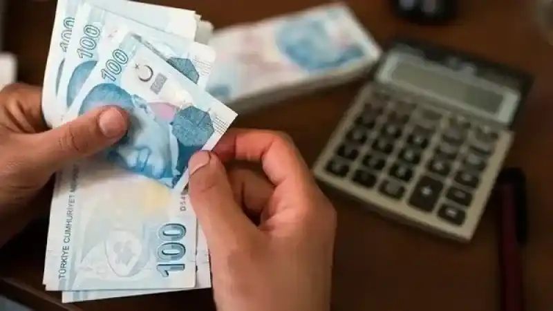 <p>2025 yılı için memur ve memur emeklilerine toplu sözleşme kapsamında ikinci yarıyıl için yüzde 5 oranında zam yapılacağı kararlaştırılmıştı. Ancak enflasyonun yüzde 5’i aşan kısmı için fark ödenmesi gerektiğinden, şimdiden yüzde 3,83 oranında enflasyon farkı oluşmuş durumda.</p>
<p>MEMUR VE EMEKLİYE ŞU ANA KADAR %9,77 ZAM GÖRÜNDÜ<br />Üç aylık veriler ışığında, toplu sözleşme zammı ve oluşan enflasyon farkı birlikte değerlendirildiğinde, memur ve memur emeklilerinin Temmuz ayında alacakları toplam zam oranı şimdiden yüzde 9,77 seviyesine ulaştı.</p>
<p>Ancak zam oranı kesinleşmiş değil. Kesin rakamlar, Nisan, Mayıs ve Haziran aylarına ait enflasyon verilerinin de açıklanmasının ardından netleşecek.</p>