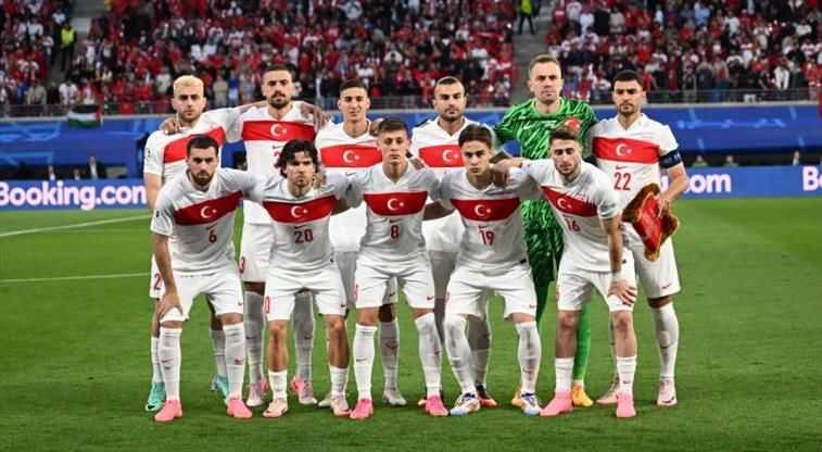 <p><span>“Futbol tarihimizde 25 yılda bir karşılaşabileceğimiz kaliteli futbolcu jenerasyonumuz, Montella gibi sıradan bir teknik adamla heba edildi. Turnuva boyunca sürekli aynı şeyleri deneyerek farklı sonuçlar bekleyen Montella, ilk 11 seçimleri ve oyuncu değişiklikleri ile ikinci sınıf bir teknik direktör olduğunu gösterdi. Oyuncularımıza emeklerinden dolayı teşekkür ederiz…”</span></p>