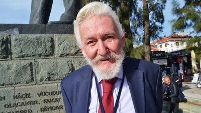 <p>Yeşilçam'ın bir usta ismi daha vefat etti. Geçmişte 'Çiçek Taksi', 'Anne ya da Leyla', 'Şengün Konağı' gibi yapımlarda rol alan 78 yaşındaki ünlü yönetmen ve oyuncu Yıldırım Yanılmaz hayatını kaybetti.</p>