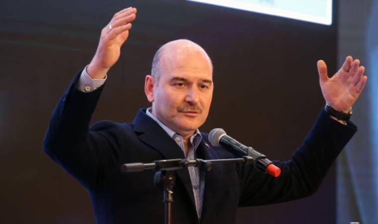 <p>15 Temmuz<span> </span>Darbe<span> Girişimi Gecesi Yaşananlar</span></p>
<p>Soylu, sosyal medya paylaşımında 15 Temmuz 2016’daki darbe girişimi gecesini de gündeme getirdi. “Oradaydım” belgeselinde yer alan açıklamalarında, darbe gecesi yaşadıklarını ve Çankaya Köşkü’ne girmek isteyen darbeci paşayı öldürme niyetini dile getirdi. Soylu’nun açıklamalarına göre:</p>
<p>“Çankaya Köşkü'nden ayrılırken silahımı belime taktım ve ‘Burası sizin namusunuzdur, bizim dışımızda kim olursa vurun’ dedim. 15 Temmuz'da darbeyi yöneten ya da 1 numara olarak değerlendirilen paşa, Çankaya Köşkü'ne gelseydi onu orada öldürecektik.”</p>