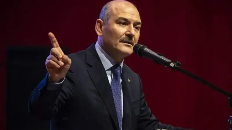 <p>15 Temmuz Darbe Girişimi: Kısaca Hatırlayalım</p>
<p>15 Temmuz 2016 tarihinde Türk Silahlı Kuvvetleri içindeki bir grup asker tarafından gerçekleştirilen darbe girişiminde,<span> </span>Türkiye<span> </span>genelinde büyük çapta olaylar yaşanmıştı. Darbeci askerler, Ankara’da Cumhurbaşkanlığı Külliyesi ve TBMM’yi ele geçirmeye çalışırken, İstanbul Boğaziçi Köprüsü’nde çatışmalar yaşandı. F16 savaş uçakları tarafından Türk Silahlı Kuvvetleri Genelkurmay Başkanlığı bombalandı.</p>
<p>Türk halkı sokağa çıkarak darbeye karşı direniş gösterdi ve Cumhurbaşkanı Recep Tayyip Erdoğan’ın çağrısıyla birlikte darbeyi engelledi. Olaylar sonucunda 251 kişi hayatını kaybederken, 2,196 kişi yaralandı. Darbe girişimi sonrası Türkiye’de çok sayıda gözaltı ve tutuklama işlemi yapıldı, hükümet tarafından kapsamlı önlemler alındı.</p>
<p>Süleyman Soylu’nun Açıklamaları ve<span> </span>Devam<span> </span>Eden Süreç</p>
<p>Süleyman Soylu’nun Cumhuriyet Gazetesi’ne yönelik tepkisi ve dokunulmazlığının kaldırılması talebi, siyasi tartışmalara<span> </span>yeni<span> </span>bir boyut kazandırdı. Soylu’nun bu konudaki adımları ve TBMM’ye yapacağı başvuru, önümüzdeki günlerde daha geniş bir şekilde ele alınacak.</p>
<p>Süleyman Soylu Kimdir?</p>
<p>Süleyman Soylu, Türk siyasetçi ve Eski İçişleri Bakanıdır. 1970 yılında İstanbul'da doğan Soylu, Adalet ve Kalkınma Partisi (AK Parti) üyesidir. İstanbul Üniversitesi İşletme Fakültesi'nden mezun olan Soylu, çeşitli siyasi görevlerde bulunmuş ve 2016 yılında İçişleri Bakanlığı görevine getirilmiştir. Ayrıca Süleyman Soylu, evli ve üç çocuk babasıdır.</p>