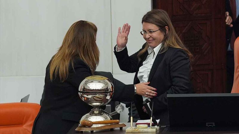 <p>TBMM Başkanvekili Gülizar Biçer Karaca, Genel Kurul'da kamuda tasarruf tedbirlerine ilişkin düzenlemeler içeren kanun teklifi görüşülürken rahatsızlandı. Karaca, ilk olarak 10 dakika ara verdiği birleşimi kapatarak yarına erteledi. İlk müdahalesi Meclis İlk Yardım Merkezi'nde yapılan Karaca, özel bir hastaneye kaldırıldı.</p>