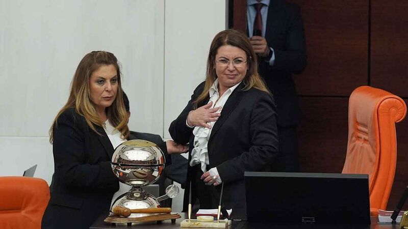 <p>Türkiye Büyük Millet Meclisi (TBMM) Genel Kurulu, Meclis Başkanvekili Gülizar Biçer Karaca başkanlığında toplandı. Genel Kurul'da torba kanun teklifi görüşüldüğü esnada Karaca rahatsızlanınca Genel Kurul ertelendi.</p>
<p>TBMM Genel Kurulu, Meclis Başkanvekili Gülizar Biçer Karaca başkanlığında toplandı. Meclis'te, kamuda tasarruf tedbirlerine ilişkin düzenlemeler içeren kanun teklifi görüşüldü.</p>
<p>KARACA GENEL KURUL'DA RAHATSIZLANDI<br />MHP Konya Milletvekili Mustafa Kalaycı'nın konuşması sırasında TBMM Başkanvekili Gülizar Biçer Karaca, rahatsızlandı. Karaca'nın rahatsızlanması üzerine Kalaycı, konuşmasını yarıda kesti. Daha sonra Karaca, birleşime 10 dakika ara verdi.</p>