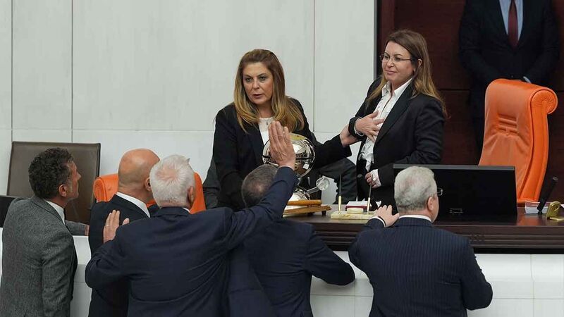 <p>İLK MÜDAHALE MECLİS İLK YARDIM MERKEZİ'NDE YAPILDI<br />Verilen aranın ardından Karaca, Meclis İlk Yardım Merkezi'ne götürülürken, bazı CHP'li milletvekillerinin yanı sıra AK Parti Grup Başkanı Abdullah Güler de İlk Yardım Merkezi'ne gelerek Karaca'yı ziyaret etti. Daha sonra tekrar Genel Kurul salonuna gelen Karaca, komisyonun yerinde olmaması üzerine, birleşimi yarın saat 14.00'te toplanmak üzere kapattı. Genel Kurul salonuna gelen Karaca'ya bazı milletvekilleri geçmiş olsun dileğinde bulundu.</p>
<p>HASTANEYE KALDIRILDI<br />Ankara'da özel bir hastaneye kaldırılan Karaca'nın durumunun iyi olduğu öğrenildi. Öte yandan Karaca daha önce pandemi döneminde akciğerinde gelişen kist nedeniyle 25 Haziran'da ameliyat olmuştu.</p>