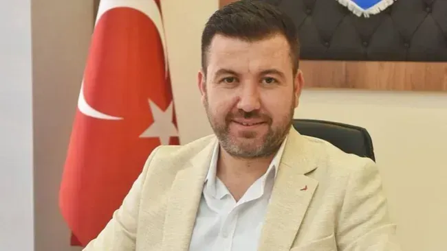 <p>Ayaklarına 3 kurşun isabet eden Aydın, hastanede tedaviye alınırken, şüpheli polis tarafından gözaltına alındı. Saldırıyı kınayan Yenişehir Belediye Başkanı Ercan Özel, halkın seçtiği meclis üyesine yapılan saldırının koşullarının iyi araştırılması gerektiğini söyledi.</p>
<p>Olay, sabaha karşı Yenişehir ilçesinde meydana geldi. İyi Parti'den belediye meclisi üyesi olan, aynı zamanda Yenişehir Belediyespor Kulüp Başkanı Koray Aydın, iddiaya göre sosyal medya üzerinden ilçede tekel bayiliği yapan İ.A. (39) ile tartıştı. Aydın, sabah saat 05.30 sıralarında evinin önüne gelip kendisini dışarı çağıran İ.A. ile buluştu. Daha sora otomobile birlikte binerek evin önünden ayrılan ikili arasında çıkan tartışma sırasında İ.A. tabanca ile Aydın’a ateş etti. Aydın, bacağına isabet eden 3 kurşunla yaralandı.</p>
<p>İhbar üzerine adrese polis ve sağlık ekipleri sevk edildi. Aydın, sağlık ekipleri tarafından Yenişehir Devlet Hastanesi'ne sevk edilirken, şüpheli İ.A. ise olay yerinde polis tarafından yakalandı. Şüpheli gözaltına alınırken, Aydın, burada yapılan ilk müdahalenin ardından Şehir Hastanesi'ne sevk edildi. Tedavi altına alınan Aydın’ın hayati tehlikesinin bulunmadığı öğrenildi.</p>