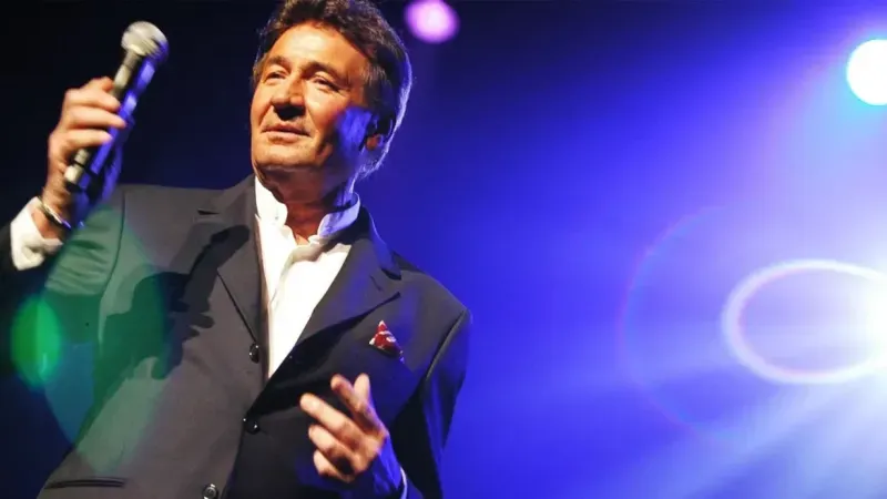 <p>1960'lardan bu yana müzik dünyasında aktif olan ünlü<span> </span><strong>Fransız şarkıcı Pascal Danel</strong>, 80 yaşında vefat etti.</p>
<p>'<strong>Klimanjaro'nun Karları</strong>' şarkısıyla tanınan sanatçının aynı adla piyasaya sürülen albümü dünya çapında 25 milyondan fazla satmıştı.</p>