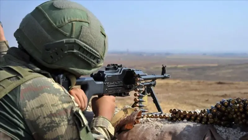 <p><span>Milli Savunma Bakanlığı'nın (MSB), sosyal medya hesabından yapılan açıklamada, "Öngörülemez, alışılmadık, süratli ve sürekli. Kahraman Türk Silahlı Kuvvetlerimiz, Irak'ın kuzeyindeki Kandil, Asos, Gara, Hakurk bölgelerinde tespit ettiği 11 PKK'lı terörist ile Suriye'nin kuzeyindeki Fırat Kalkanı bölgesinde belirlediği 4 PKK/YPG'li teröristi etkisiz hale getirdi" denildi.</span></p>