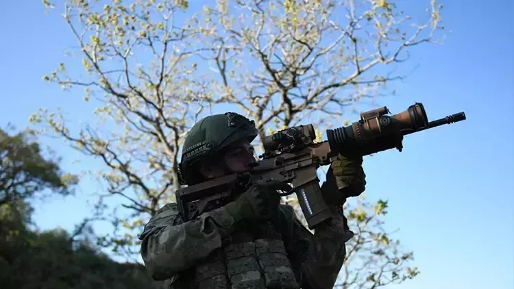 <h2 class="news-detail__text-description d-block">Son dakika: MSB, Asos, Hakurk ve Gara'da 11, Suriye'nin kuzeyindeki Fırat Kalkanı bölgesinde ise 5 olmak üzere 16 PKK/YPG'li teröristin etkisiz hale getirildiğini duyurdu.</h2>