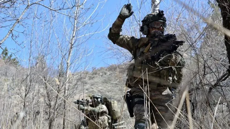 <p><span>Son dakika haberine göre, MSB, Irak'ın kuzeyindeki Asos, Hakurk ve Gara'da 11, Suriye'nin kuzeyindeki Fırat Kalkanı bölgesinde ise 5 olmak üzere 16 PKK/YPG'li teröristin etkisiz hale getirildiğini bildirdi.</span></p>
<div class="card-title ltr"> </div>
<div class="card-title ltr">
<div class="card-title ltr"><em>Yapılan açıklamada şu ifadeler kullanıldı:</em></div>
<div class="card-title ltr"> </div>
<div class="card-title ltr">"Kahraman Türk Silahlı Kuvvetlerimiz, Irak’ın kuzeyindeki Asos, Hakurk ve Gara bölgelerinde tespit ettiği 11 PKK’lı terörist ile Suriye'nin kuzeyindeki Fırat Kalkanı bölgesinde belirlediği 5 PKK/YPG'li teröristi etkisiz hâle getirdi."</div>
</div>