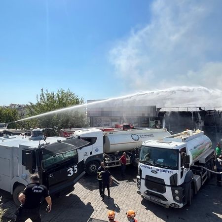 <h2><strong>MÜDAHALE SÜRÜYOR</strong></h2>
<p>İhbar üzerine bölgeye itfaiye, polis, 112 Acil sağlık ve TOMA araçları sevk edildi. Yangın kontrol altına alma çalışmaları sürüyor.</p>