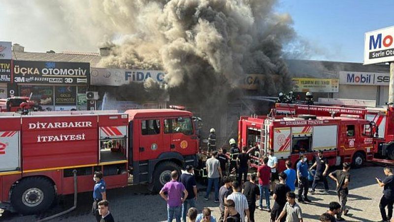 Sanayi sitesinde çıkan yangına müdahale ediliyor