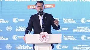 <p>BELEDİYELERİN SGK BORÇLARI</p>
<p></p>
<p></p>
<p></p>
<p>Belediyelerin SGK'ya olan borçlarıyla ilgili konuşan Bakan Kurum, şu ifadeleri kullandı:</p>
<p></p>
<p>"Biz adımlarımızı tek tek atıyoruz. Ama sizin de artık elinizi taşın altına koymanız lazım. Cumhurbaşkanımız belediyelere, "SGK borçlarınızı ödeyin" dedi. Bunu niye dedi? E milyarlarca borcu var belediyelerin de ondan söyledi. Onlar ne yapıyor? Hemen gidip "Nasıl ödeyeceğiz?" diyorlar. Yok öyle yağma! Siz bu borçları ödeyin. Vatandaşımıza hizmet edemiyorsunuz, çöp toplayamıyorsunuz. Belediyelerin üzerindeki bu SGK borçları bir an önce çözülmeli."</p>