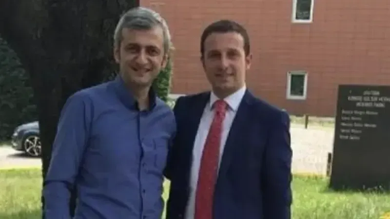 <p>AKP Bursa eski İl Gençlik Kolları Başkanı Süleyman Akyüz, Trabzon'un Ortahisar ilçesine bağlı Konaklar Mahallesi'ndeki apartta ölü olarak bulundu.</p>
<p>AK Parti kadrolarında uzun süre görev yapan Akyüz'ün ani ölümü büyük sarsıntı yarattı. Apart personelinin Akyüz'ü fark etmesi üzerine olay yerine sağlık ekipleri çağrıldı. Yapılan incelemelerde, Akyüz'ün hayatını kaybettiği belirlendi. Cansız bedeni, otopsi işlemleri için Adli Tıp Kurumu'na gönderildi.</p>