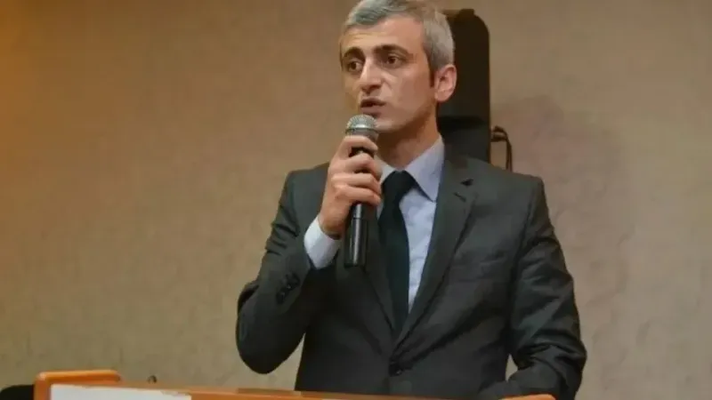 <p><strong>KALP KRİZİ NEDENİYLE HAYATINI KAYBETTİ</strong></p>
<p>Süleyman Akyüz’ün ölümü üzerine AKP Gençlik Kolları Başkanı ve İzmir Milletvekili Eyyüp Kadir İnan da bir taziye mesajı yayımladı. İnan, “Önceki dönem Bursa İl Gençlik Kolları Başkanımız Süleyman Akyüz’ü geçirdiği kalp krizi nedeniyle kaybettiğimizi büyük bir üzüntüyle öğrendim. Süleyman Akyüz abimize Allah’tan rahmet, ailesine sabırlar diliyorum. Mekânı cennet olsun. Tüm teşkilatımızın başı sağ olsun” şeklinde konuştu.</p>