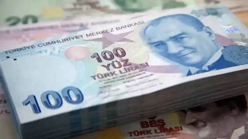 <p>Vergi, harç ve cezalara uygulanan yüzde 43.93 oranındaki yeniden değerlemenin, enflasyonu körüklediği realitesi göz ardı ediliyor. Devlete ödenen paralar, personel, su, elektrik, akaryakıt, malzeme gibi işletme maliyetini arttıran girdiler arasındadır.</p>
<p>Bir şekilde fiyatlara yansır. Enflasyon hedefindeki sapmaların sebebini araştıranlara hatırlatmak istedim, bilginize. Hadisenin adalet boyutuna girmiyorum bile."</p>