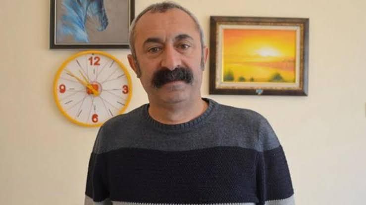 <p>Kadıköy'de umduğunu bulamadı</p>
<p></p>
<p></p>
<p></p>
<p></p>
<p></p>
<p>Türkiye Komünist Partisi'nden Kadıköy Belediye Başkan adayı olan Maçoğlu, beklentilerin altında kalarak yüzde 10,02'lik oy oranında kaldı.</p>
<p></p>
<p></p>
<p></p>
<p>Seçimi kaybettikten sonra memleketi Tunceli'ye dönen Maçoğlu, sosyal medya hesabından bir paylaşım yaptı.</p>
<p></p>
<p></p>
<p></p>
<p>Tunceli'ye döndü: Arı yetiştiriciliği yapıyor</p>
<p></p>
<p></p>
<p></p>
<p>Maçoğlu, arı yetiştiriciliği yaptığı alandan bir video paylaştı.</p>
<p></p>
<p></p>
<p></p>
<p>Maçoğlu paylaşımına ise şu notu düştü:</p>
<p></p>
<p></p>
<p></p>
<p>"Bahar aylarının gelmesiyle birlikte kolektif üretim çalışmalarımız hız kazandı. Arı bakımı ve kovanların bölünme işleminin ardından arılarımızı bal üretimi için yüksek rakımlı yaylalara göndereceğiz. Doğayı koruyan, ekolojiyi savunan üretim biçimlerini desteklemekle kalmayıp aynı zamanda bir parçası olacağız."</p>