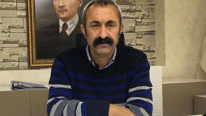 <p>31 Mart’ta İstanbul Kadıköy’de girdiği seçimi kazanamayan ve memleketine dönen Fatih Mehmet Maçoğlu, arı yetiştiriciliği yaptığı anların videosunu paylaştı.</p>