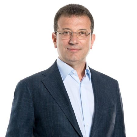 <p>EKREM İMAMOĞLU'NDAN AÇIKLAMA<br />İBB Başkanı Ekrem İmamoğlu Şehit Fatih Ayar ile ilgili sosyal medya hesabından paylaşım yaptı.</p>
<p>Ekrem İmamoğlu sosyal medyadan açıklama yaparak, ''Irak’ın kuzeyinde Türk Silahlı Kuvvetleri tarafından düzenlenen operasyonda şehit olan Piyade Üsteğmen Fatih Ayar’ın acısını yaşıyoruz. Şehidimize Allah’tan rahmet, yakınlarımıza da sabırlar diliyorum. Şehidimiz 10 Eylül Salı günü ikindi namazına müteakip Trabzon Köprübaşı Merkez Camii’nde kılınacak cenaze namazının ardından son yolculuğuna uğurlanacaktır'' ifadelerine yer verdi.</p>