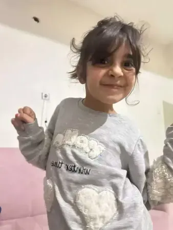 <p><span>Diyarbakır’da kaybolan 8 yaşındaki Narin Güran’ın cesedinin bulunmasının ardından gözaltına alınanların sayısı 24’e çıktı. Soruşturma kapsamında gözaltına alınan bir şüpheli, “Muhtar cesedi çuval içerisinde bana verdi. Çuvalı alıp dereye götürdüm”şeklinde ifade verdi.</span></p>