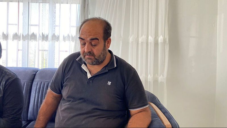 <p>KARDEŞİNİN ÖLÜMÜ DE ŞÜPHELİ<br />Kamu oyunun yakından takip ettiği soruşturmada yeni bir gelişme yaşandı. Akşam'da yer alan habere göre; Narin'in engelli kardeşinin de 6 yıl önce öldüğü ve ailesi tarafından 'merdivenden düştü öldü' diyerek toprağa verildiği ortaya çıktı. Soruşturma kapsamında Narin'in kardeşinin mezarının açılıp otopsi yapılabileceği öğrenildi. </p>
<p>Arama çalışmalarının 13. gününde Cumhuriyet Başsavcılığı'nca başlatılan soruşturma kapsamında, köy muhtarı amca Salim Güran tutuklanarak cezaevine gönderilmişti. Tutuklanma sebebi olarak da “kasten öldürme ve kişiyi hürriyetinden yoksun bırakma” suçları gösterilmişti. Savcılık kararıyla telefonuna el konulan amcanın sosyal medyası ve son yaptığı görüşme kayıtları ile mesajları da incelemeye alınmıştı.</p>