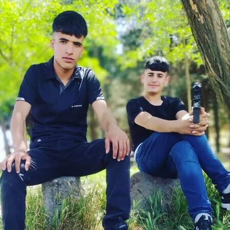 <p>"TÜM ŞÜPHELER AİLEYE ÇEVRİLDİ"</p>
<p>SÖZCÜ TV yayınına bağlanan gazeteci Emrullah Erdinç, şu ifadeleri kullandı:</p>
<p><br />"Tüm şüpheler aileye çevrildi. Amcanın daha önce şüpheli ifadeler vardı. Arabada da DNA örneklerinin olması üzerine öncelikli şüpheli konumunda olan amca var. Amca mı öldürdü, cinayeti mi biliyordu bunların bütün hepsi soruşturmayla ortaya çıkacaktır. İlk şüpheliler arasında amca var büyük ihtimalle."</p>
<p>"CİNAYETİN İÇERİSİNDE AİLENİN FERTLERİNDEN BİRİ ÇIKABİLİR"</p>
<p>"Narin'in cesedi daha sonra oraya atılmış olabilir. Köyde çok güçlü bir aileden bahsediyoruz. Ailenin konuşmaması gibi durum var. Bazı arama çalışmalarına bile katılmayan bir aile var. Narin'in babası da dahil olmak üzere cuma günü tutuklu amcayı ziyaret eden bir aileden bahsediyoruz. Tek sanığı ziyarete gitmişler. Cinayetin içerisinde ailenin fertlerinden biri çıkabilir. Birkaç saat sonra yeni gözaltılar gelebilir."</p>