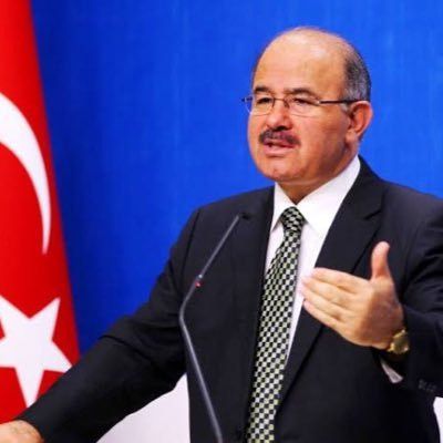 <h2>Son dönemde hükümete yönelik yaptığı eleştirilerle gündeme gelen eski Milli Eğitim Bakanı Hüseyin Çelik, merkez sağda bir parti kurmak için arkadaşlarıyla kolları sıvadı. Çelik’in AK Parti’nin 2002 ruhunu yakalamayı amaçlayarak başlattığı çalışmalara eski Cumhurbaşkanı Abdullah Gül’ün de destek verdiği iddia ediliyor.</h2>