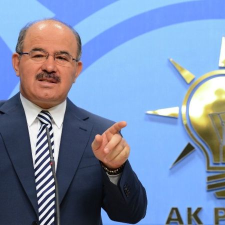 <p><span>Türk siyasetinin tanınan isimleri Ankara kulislerinde yeni bir merkez partisi için harekete geçti. Önderliğini eski Milli Eğitim Bakanı Hüseyin Çelik’in yaptığı grubun, özellikle geçmişte </span>AK Parti<span>’nin kuruluşunda görev almış kilit isimler ile görüşmeye başladı.</span></p>