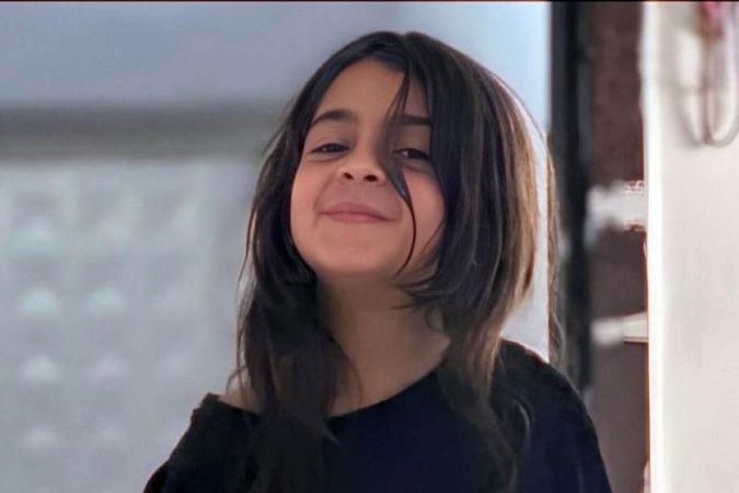 <p><span> Türkiye'yi yasa boğan Narin Güran cinayetinde yeni gelişmeler yaşandı. 19 gün sonra bir dere yatağında bulunan küçük kızın ölümüne ilişkin soruşturma kapsamında gözaltına alınan kişi sayısı 22'ye ulaştı.</span></p>
<p>Narin Güran’ın cesedi, 19 gün boyunca kayıp olduktan sonra bir dere yatağında bulundu. Cinayetle ilgili olarak 8 yeni kişi daha gözaltına alındı, tutuklu sayısı 10'a yükseldi. Ancak zanlıların ifadeleri, cinayeti çözmekte yetersiz kaldı. Hiçbir zanlı suçu kabul etmedi ve Narin’in ölümüne dair bilgi vermedi. Savcıya göre, amca Salim Güran cinayeti işledi, anne Yüksel, kardeş Enes ve Nevzat Bahtiyar ise suça iştirak ettiler. Diğer zanlılar suçun izlerini silmeye çalıştı.</p>