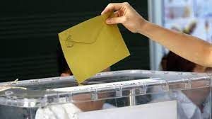 <p>CHP'LİLERİN MECLİS'TE AYAĞA KALKMASI<br />2017'de cumhurbaşkanlığı hükümet sistemi kabul edildi. Parlamenter sistemden farklı olarak Cumhurbaşkanı sadece devletin başı olarak tanımlanmadı, devlet başkanı sıfatı da verildi. Devlet 3 kuvvetten oluşur ama devletin bütünlüğünü temsil eden iradeye de ihtiyaç vardır. Bu seçilmiş iradedir. Yeni sistemde halk, cumhurbaşkanını doğrudan seçerek devlete de egemen olmuştur. Dolayısıyla devlet başkanı sıfatına sahip birine saygı gösterilmesi anayasal düzenin bir gereğidir. Özel'in ayağa kalktığı için pişman olmadığını söylemesi son derece isabetli.</p>
<p>"DEM PARTİ TERÖR VESAYETİ ALTINDA SİYASET YAPIYOR"<br />Siyasette yumuşama ya da normalleşme meselesi aynı şeymiş gibi görünüyor ama herkesin beklentisi farklı. Diyaloğu güçlendirmek istiyorlar. DEM şu anda terör vesayeti altında siyaset yapan bir partidir. Sayın Bahçeli'nin yaklaşımı, terör vesayetini tasfiye etmeye yönelik bir adımdır. PKK açıklama yaptı, 'bizim stratejimiz bağımsız Kürdistan' dedi. Buna DEM de tavır almalı. Terör vesayetinden DEM'i de kurtarma meselesi bu.</p>
<p></p>
<p><br />"YENİ BİR ÇÖZÜM SÜRECİ BAŞLAMAZ"<br />Yeni çözüm süreci meselesine gelince; devlet sonuç almadığı uygulamayı yeniden devreye sokmaz. Yeni bir versiyonu da gelmez. Çünkü devlet bu konuda yapması gerekeni yaptı. Türkiye o dönem ihanete uğradı."</p>