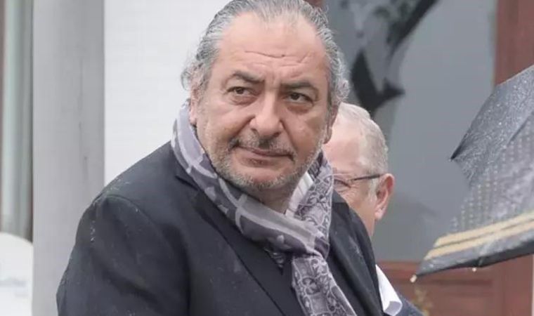 <p>Yaklaşık 2 ay önce<span> </span><a href="https://www.tgrthaber.com/haber/istanbul" title="istanbul, istanbul Haberleri">İstanbul</a>​'daki evinde merdivenlerden düşerek<span> </span><a href="https://www.tgrthaber.com/haber/beyin-kanamasi" title="beyin kanaması, beyin kanaması Haberleri">beyin kanaması</a>​ geçiren ünlü televizyoncu<span> </span><a href="https://www.tgrthaber.com/haber/reha-muhtar" title="Reha Muhtar, Reha Muhtar Haberleri">Reha Muhtar</a>​, ağır yaralı olarak Sarıyer Maslak'taki özel bir hastaneye kaldırılarak yoğun bakıma alınmıştı. Muhtar'ın sağlık durumuyla ilgili yeni bir gelişme yaşandı.</p>
<h2>2 KEZ ENTÜBE EDİLDİ</h2>
<p>Hastanede 2 kez entübe edilen ünlü televizyoncunun tedavisi haftalardır devam ediyor. Reha Muhtar'ın durumunda bir değişiklik olduğu öğrenildi.</p>