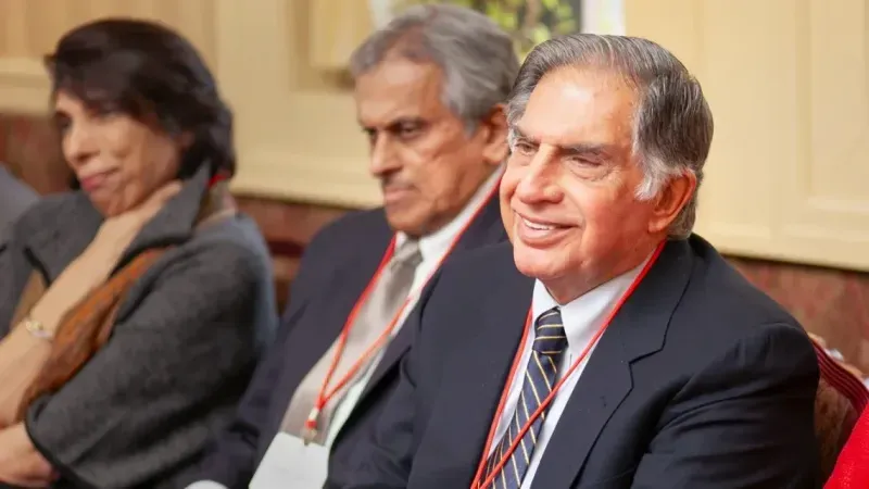<p>Tata Grubu'nun efsanevi lideri ve dünyaca ünlü iş insanı<span> </span><strong>Ratan Tata</strong>, 86 yaşında hayata gözlerini yumdu. Hindistan'ın ekonomik büyümesine ve küresel arenadaki itibarına önemli katkılarda bulunan Tata, Mumbai'deki bir hastanede son nefesini verdi.</p>
<p>Tata Group holdingin patronu ve dünyanın en zengin iş insanlarından biri olan Ratan Tata, rutin bir kontrol için gittiği hastane ziyareti esnasında 86 yaşında hayatını kaybetti.</p>
<p>20 yıldır holdingin başında olan Tata, holdingi Hindistan'ın en büyük ve dünyanın en önemli şirket gruplarından birine dönüştürdü. Önceden bilinen bir sağlık sorunu olmayan Tata, Mumbai'de yoğun bakıma alındığı hastanede Çarşamba günü yaşamını yitirdi.</p>