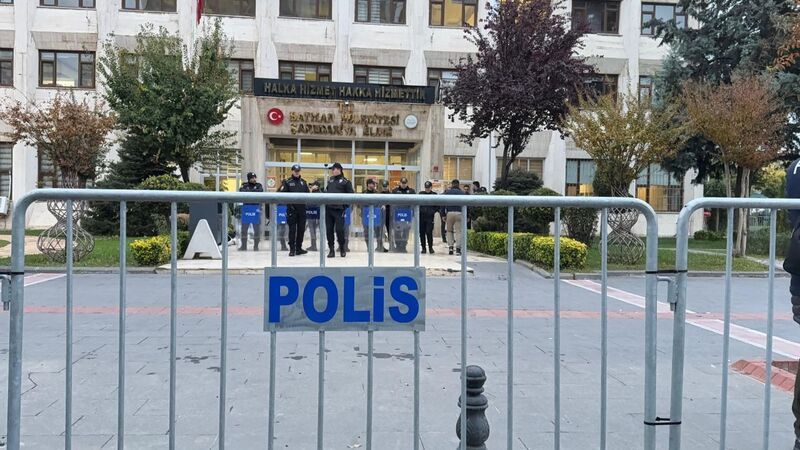 Mardin Büyükşehir Belediyesi, Batman Belediyesi ve Şanlıurfa Halfeti Belediyesi'ne kayyum atandı! Ahmet Türk üçüncü kez görevden alındı
